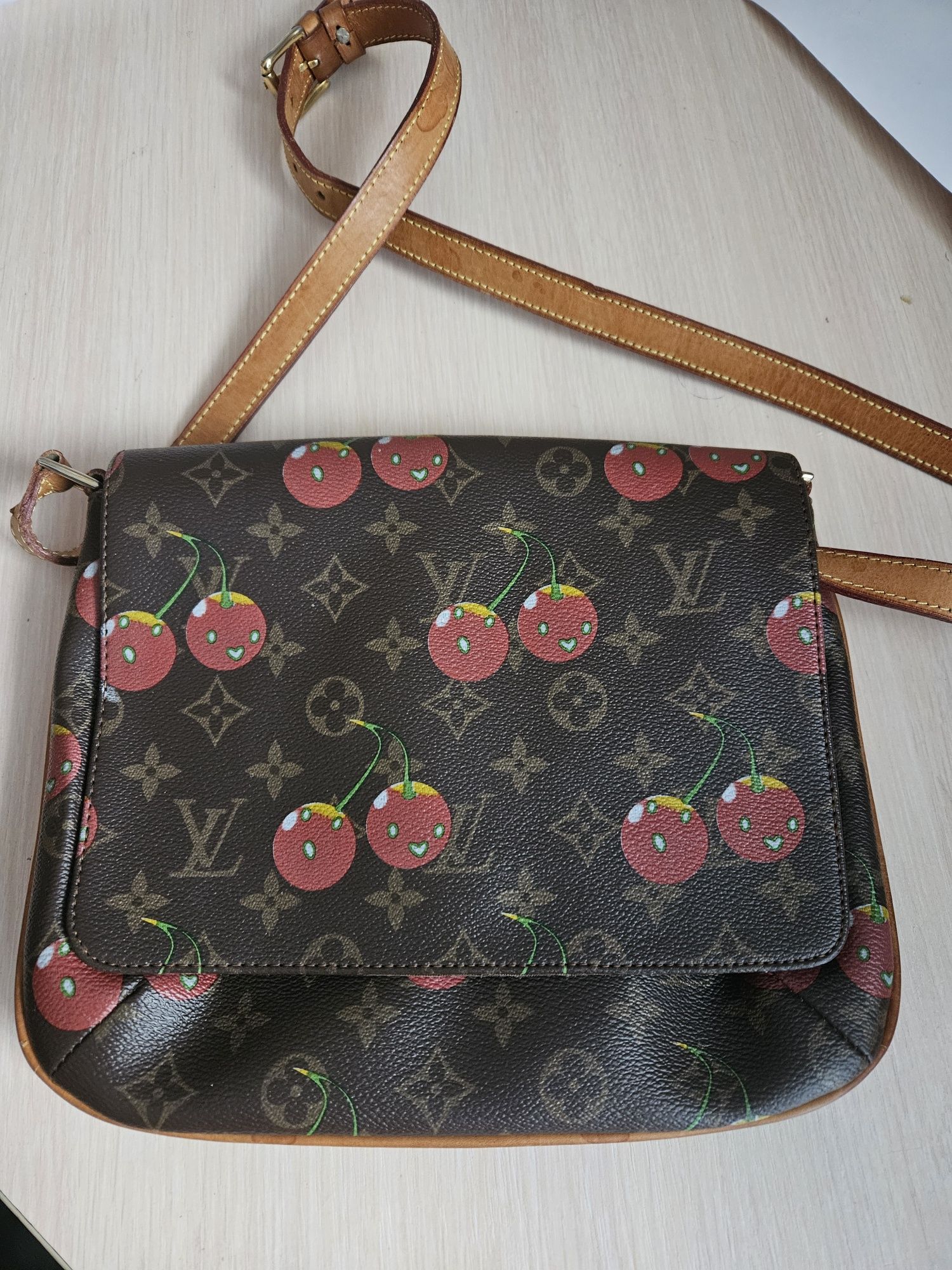 Сумка в вишеньку Louis Vuitton