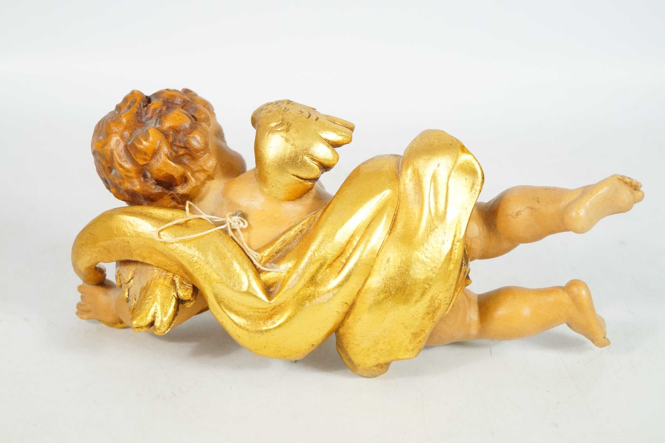 Rzeźba drewniana figura putto w polichromii