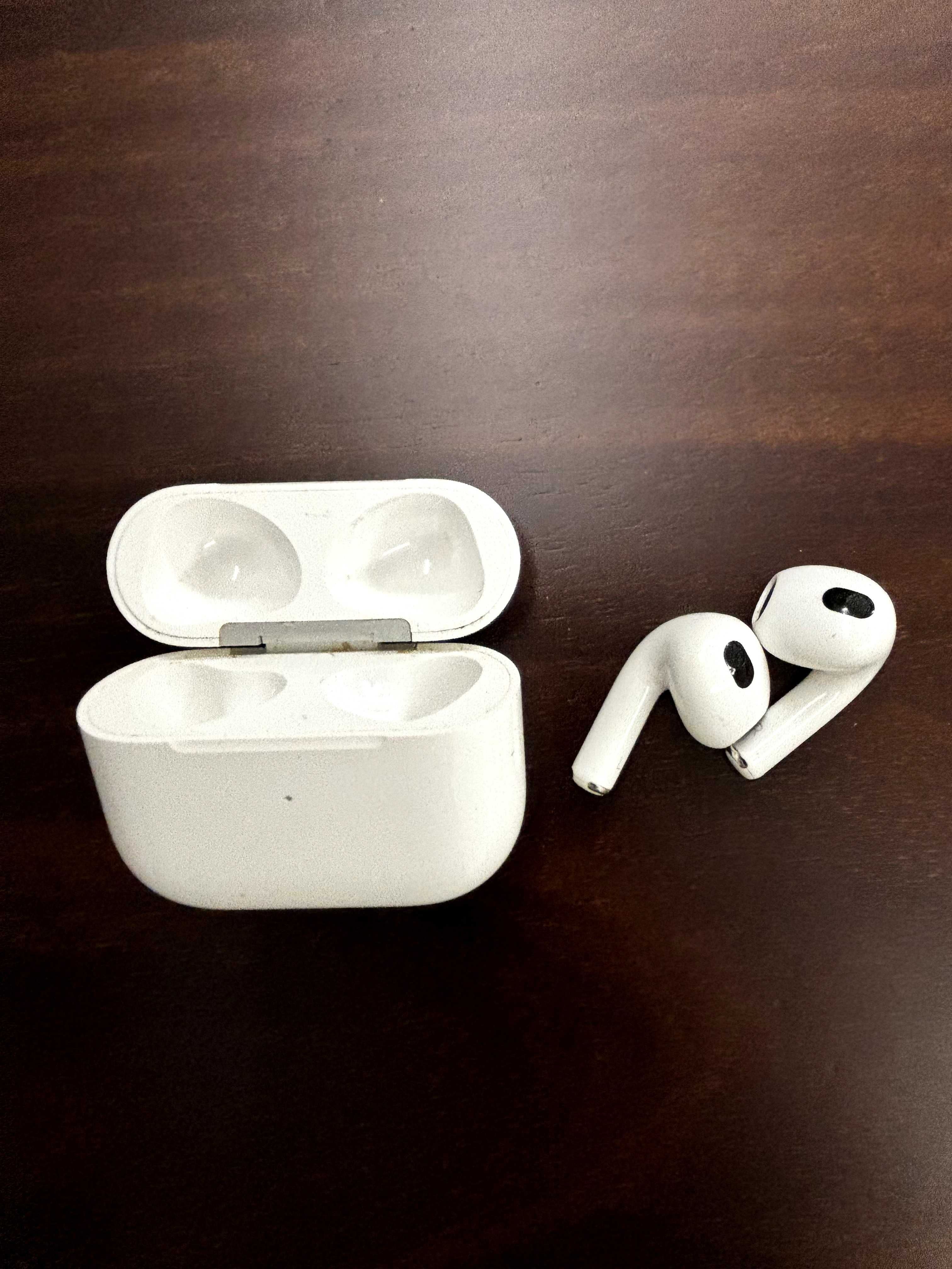 Airpods 3rd generation funcionais mas com volume reduzido. Oferta capa