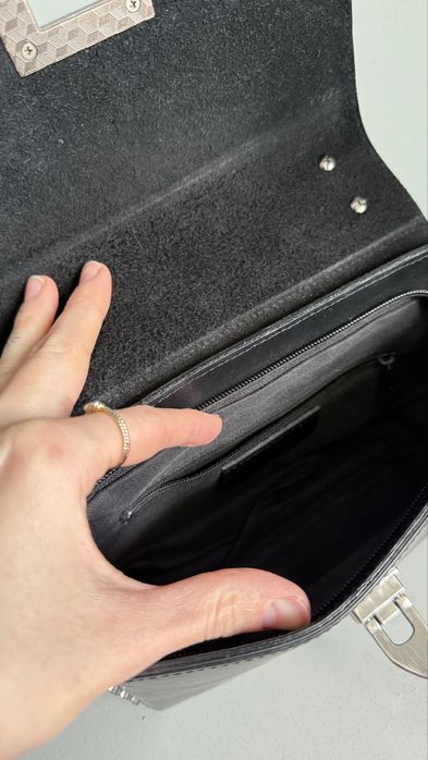 Чорна жіноча сумка з натуральної італійської шкіри