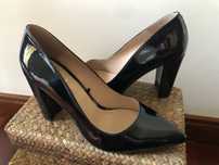 Sapatos de salto alto em verniz preto