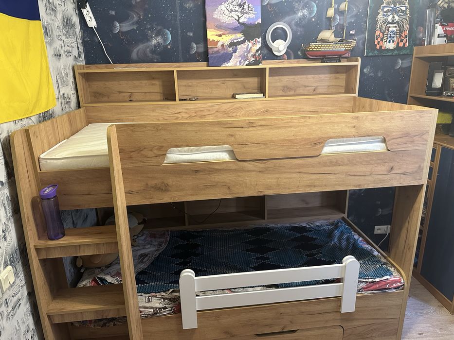 Двоярусне дитяче ліжко