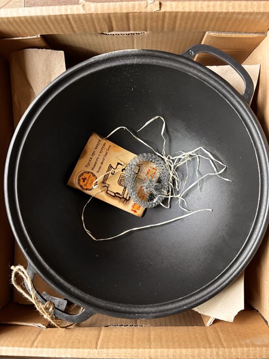 Kazan uzbecki zeliwny 8L z żeliwną pokrywą patelnią ( dwa w jednym )