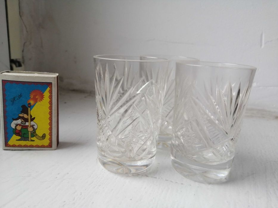 Хрустальные  рюмки, рюмки на ножке