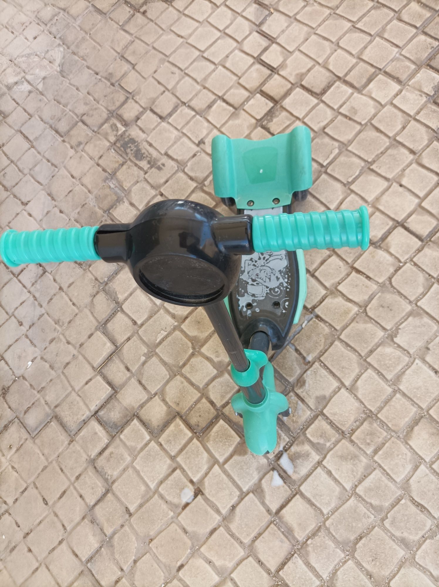 Trotinete de Criança usada nas cores verde e preto