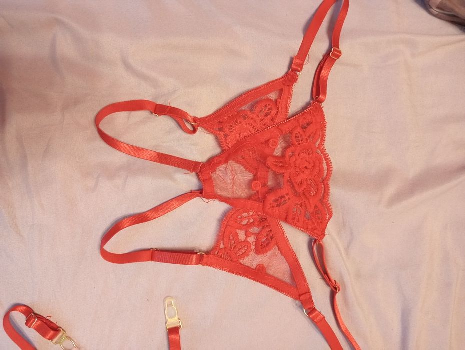 Komplet czerwonej bielizny. Nowy