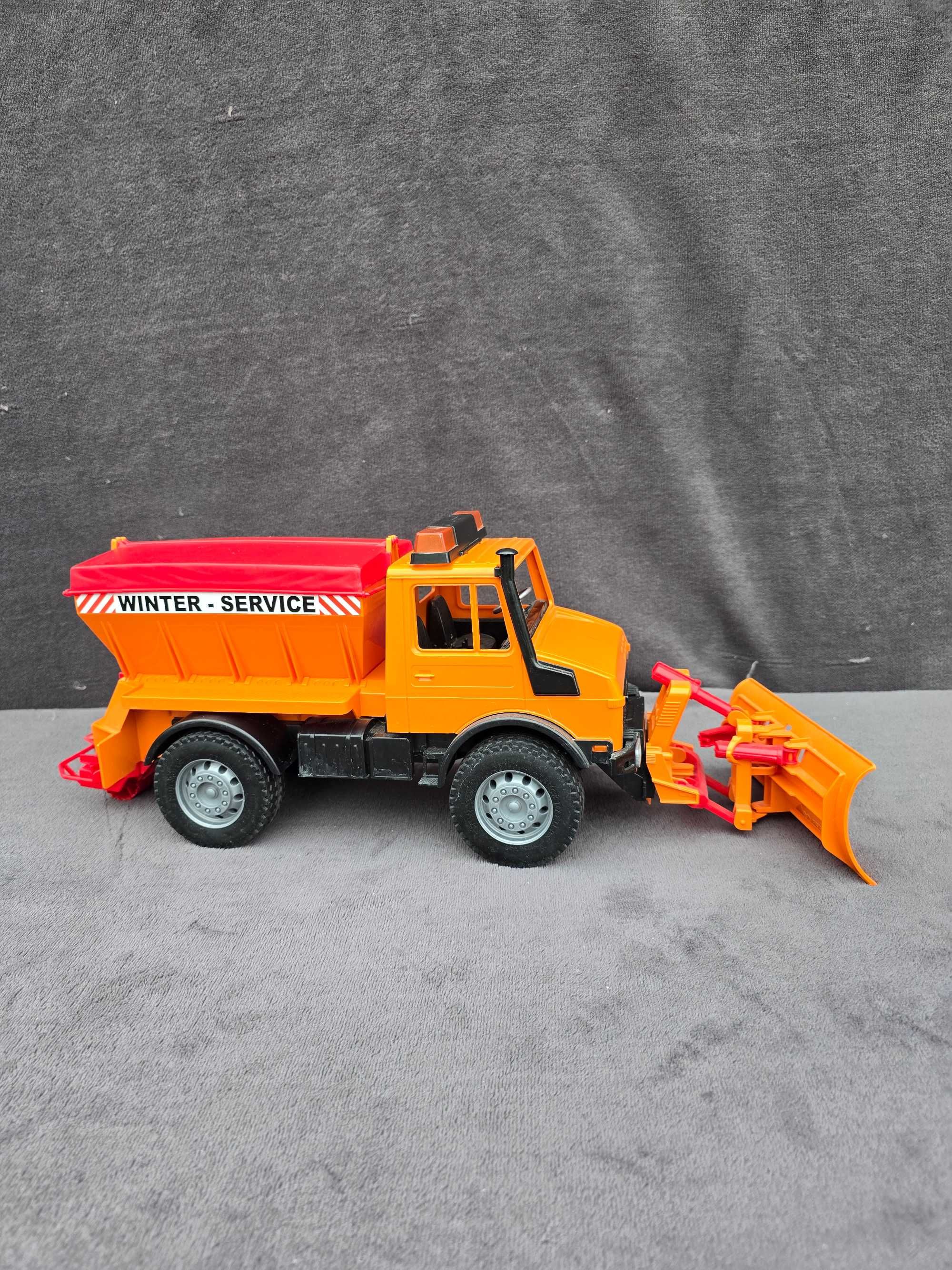 Unimog odśnieżarko-piaskarka Bruder