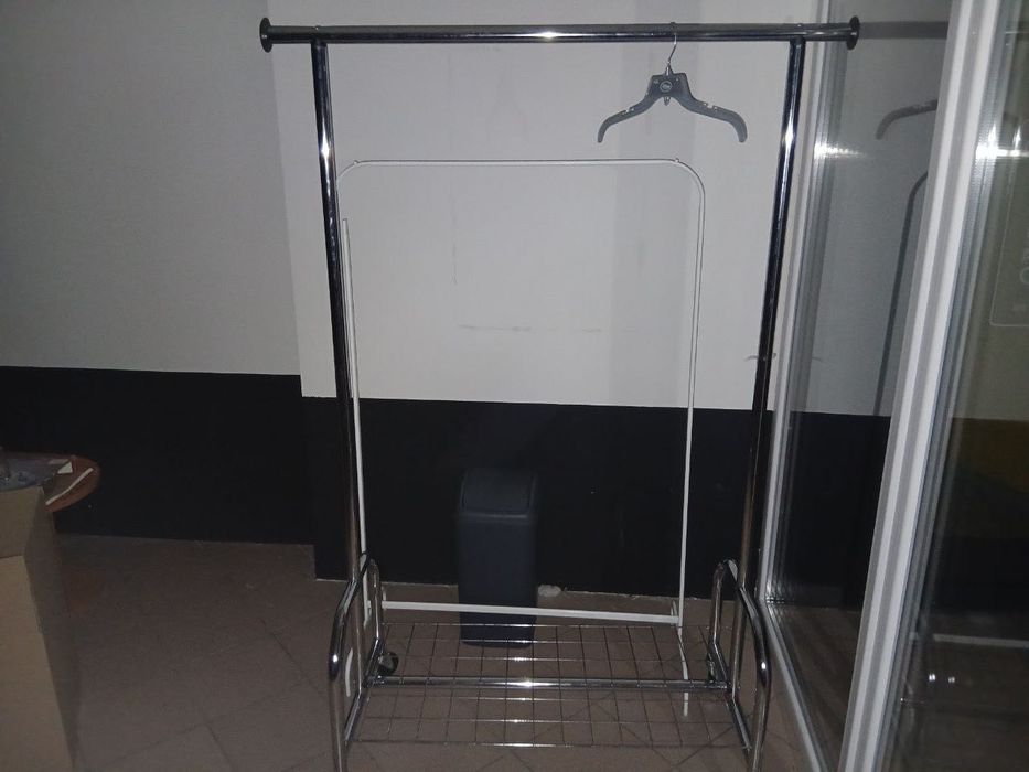 Вішак - стійка для одягу металева на коліщатах