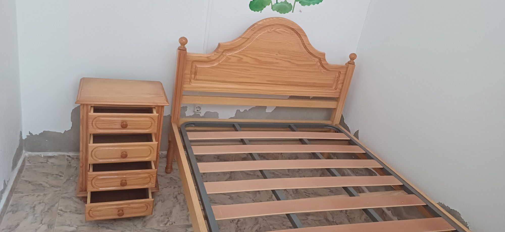 Cama casal com estrado