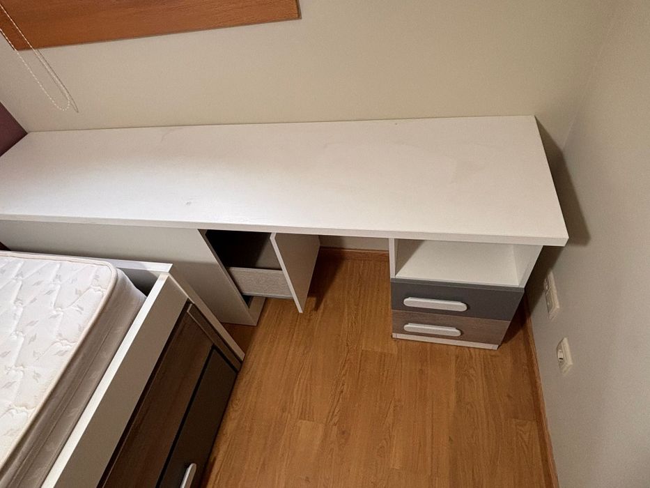 Cama solteiro embutida com arrumação