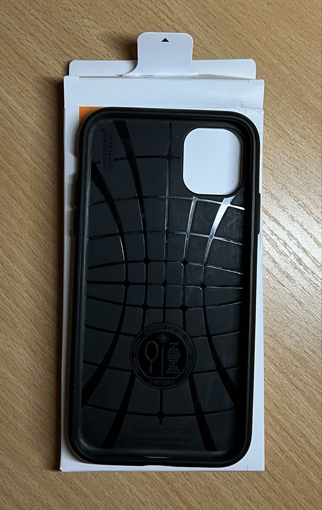Чохол Spigen Rugged Armor для iPhone 11/12 – Чорний, як новий!