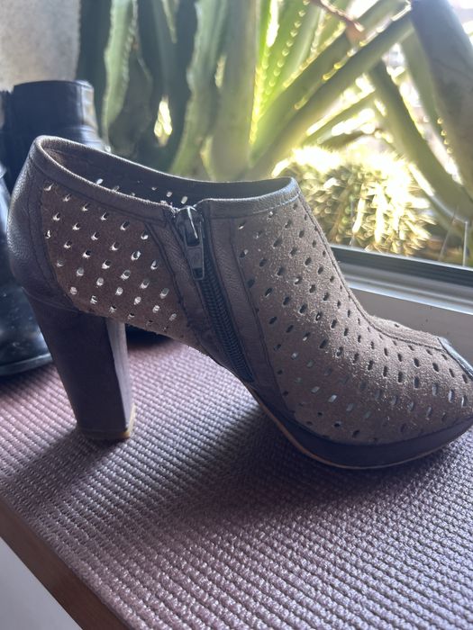 Botins em Camurça Castanha com Debruado