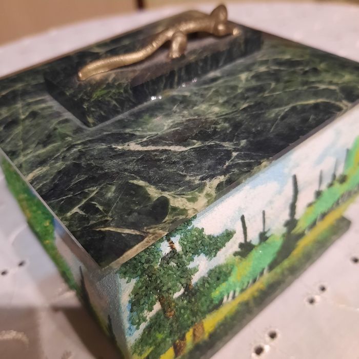 Малахітова шкатулка з натурального камня.