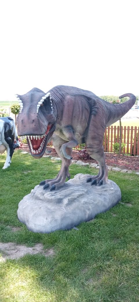 Dinozaur T-rex na podstawie figura ogrodowa