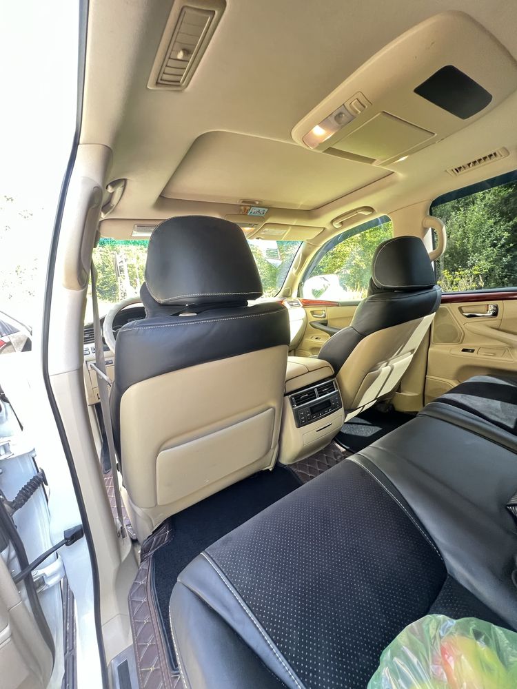 Автомобіль Лексус Лх 570