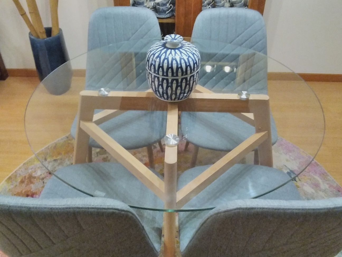 Mesa com cadeiras nova
