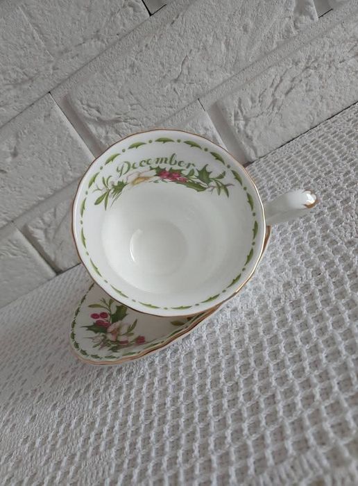 Royal Albert grudzień filiżanka ze spodkiem.