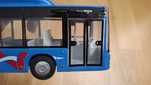 Długi niebieski przegubowy autobus Man