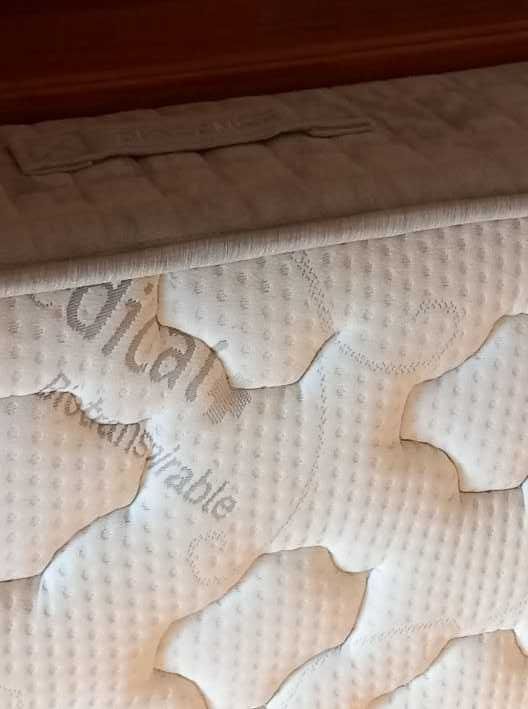 Cama Casal + colchão ortopédico+ 2 mesas com 3 gavetas cada