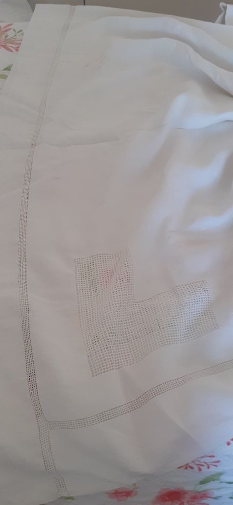 Maravilha de lençol com bordado manual de  bainha aberta larga. Linho
