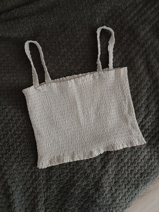 biały top na ramiączkach