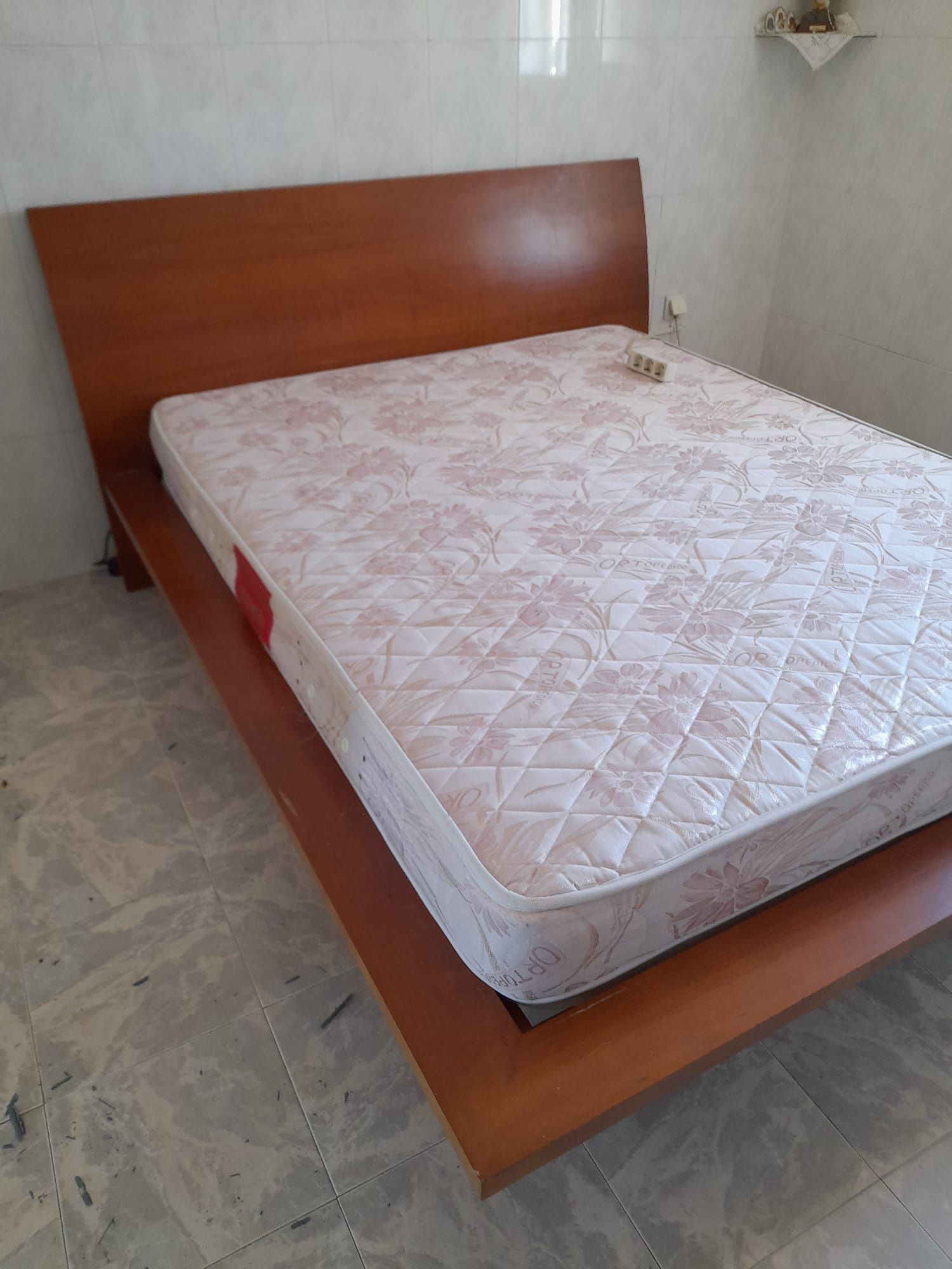 Cama de casal e colchão