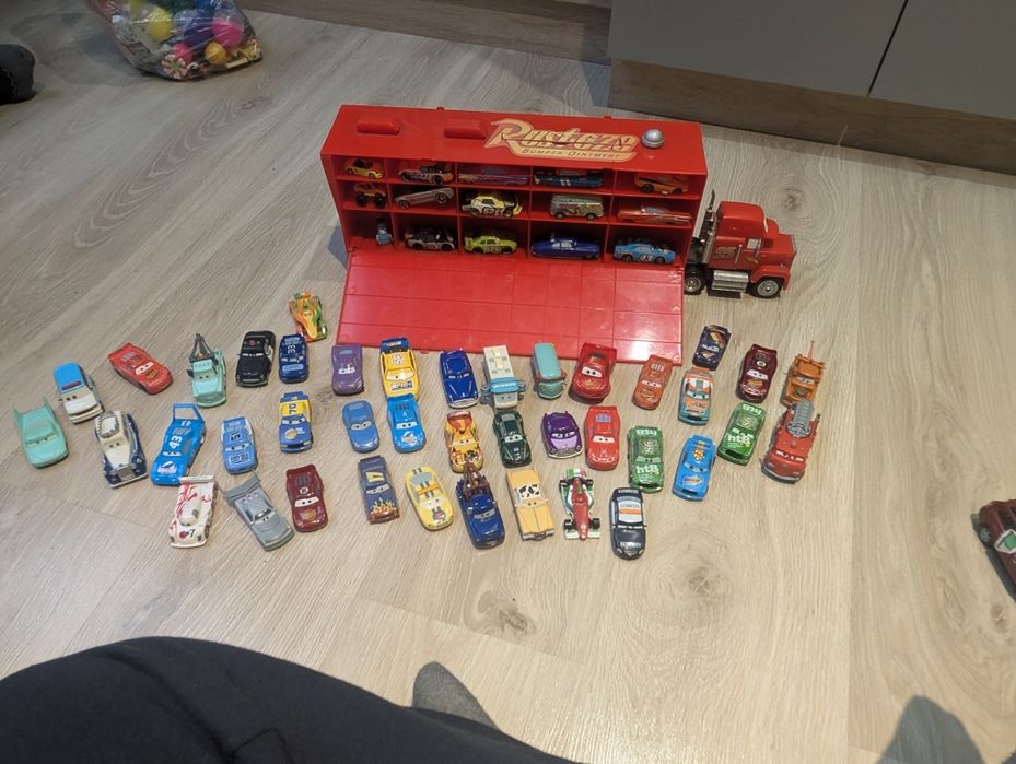 Ciężarówka zygzak McQueen z autkami