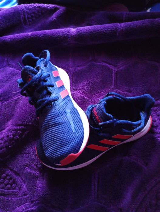 Świetne granatowo-pomarańczowe adidaski