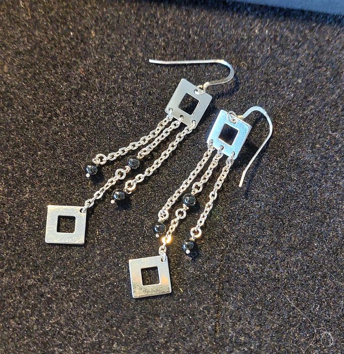 Brincos com pedras pretas