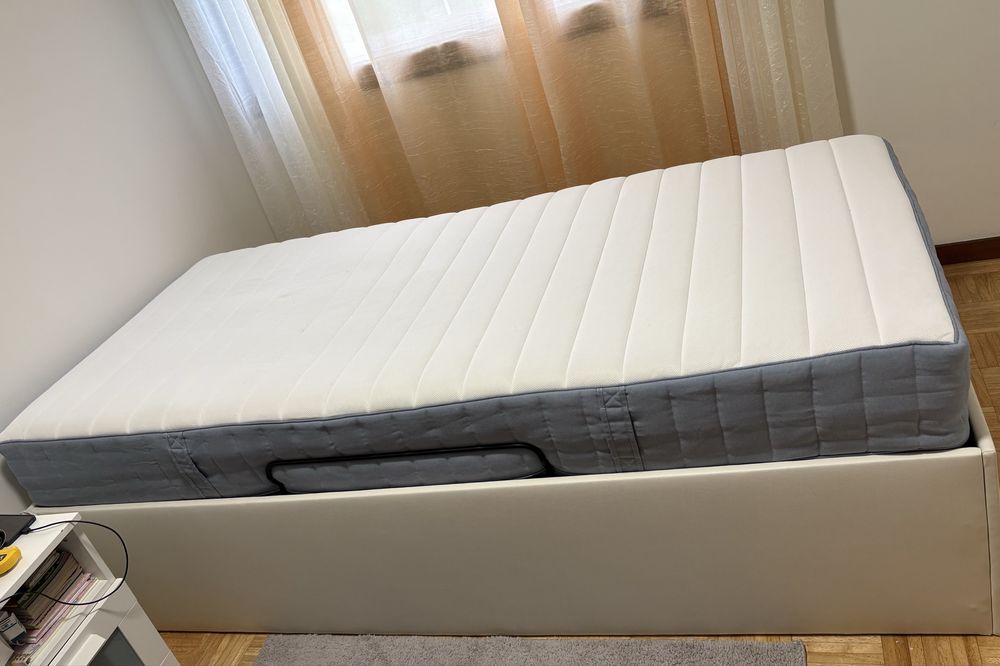 Cama com arrumação e colchão solteiro