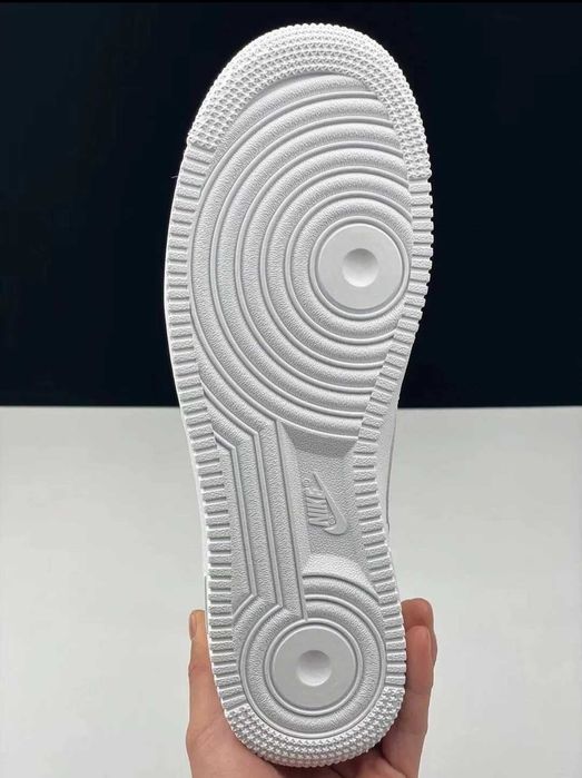 Białe tenisówki NIKE Air Force 1 w rozmiarze 42