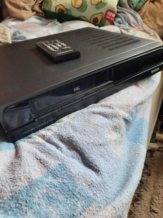 Електроніка (відеомагнітофон та інші товари)