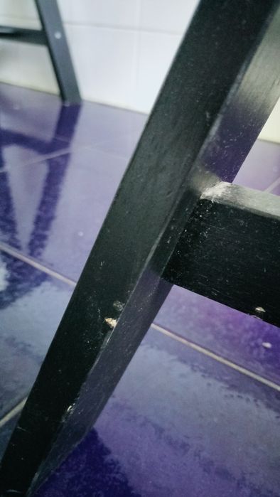 Mesa de vidro com cavalete