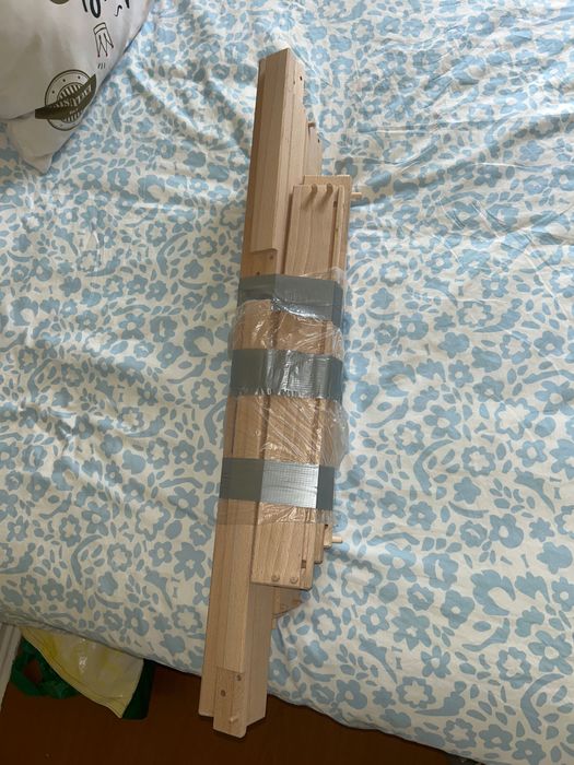 Trocador (muda fraldas) com todos encaixes e parafusos.