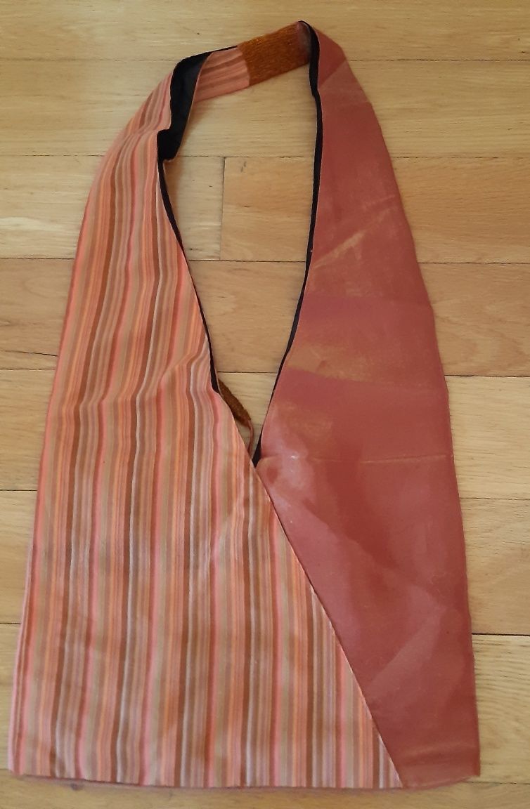 Vendo mala/saco em tecido com aplicações em missangas