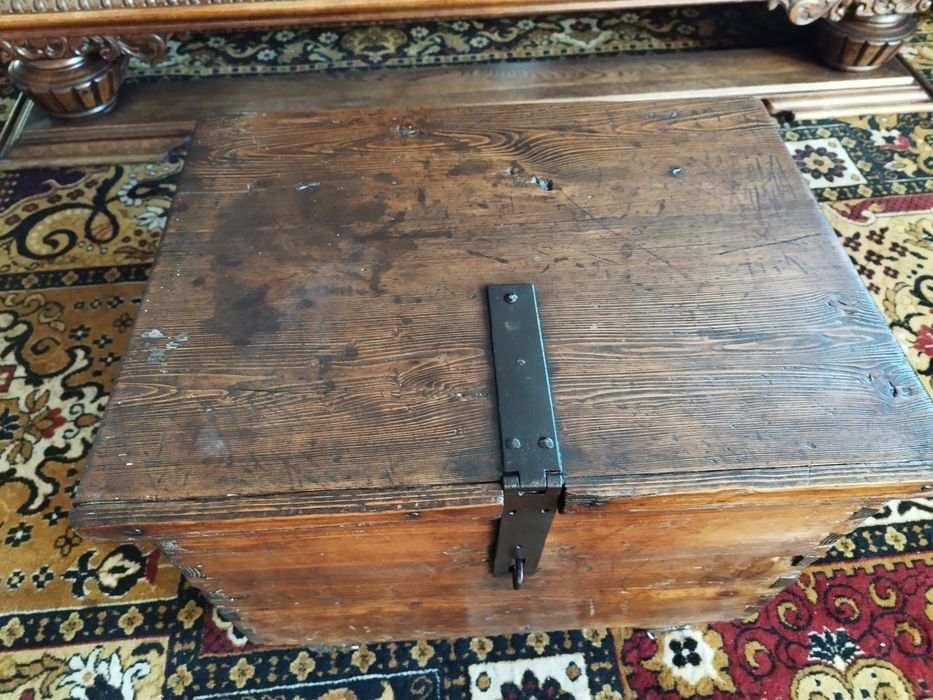 stara skrzynia wojskowa kufer