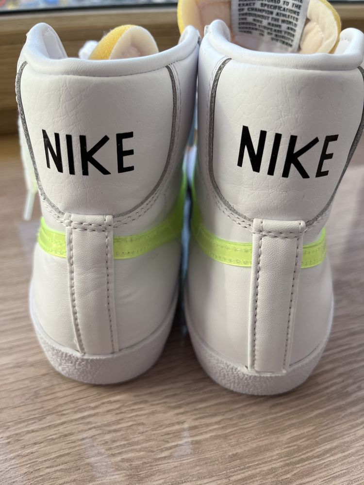 Кросовки Nike жіночі