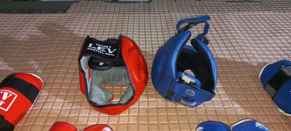 Набір захисного спорядж. для єдиноборств: шоломи/рукавиці/захист  ніг