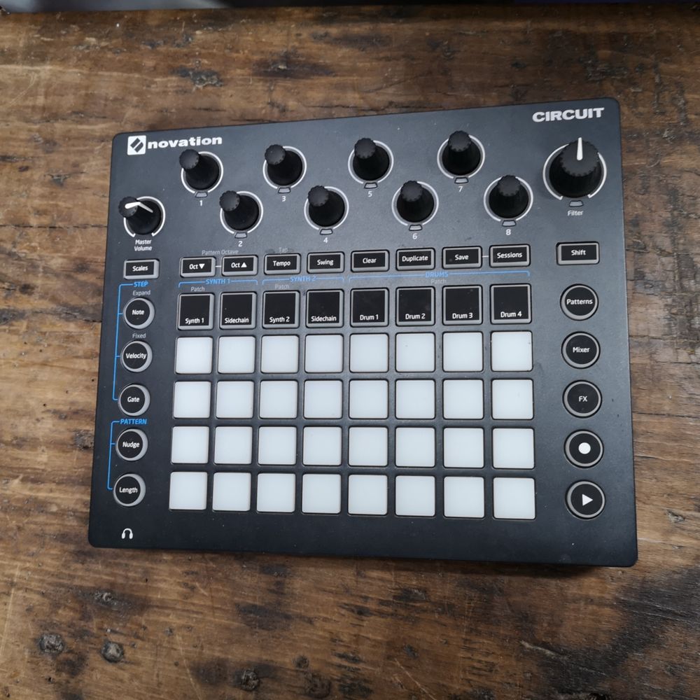 novation curcuit dj контроллер композитор синтезатор
