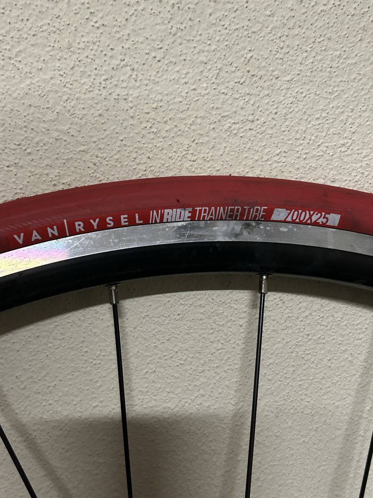 Roda + pneu 700x25 para rolo bicicleta