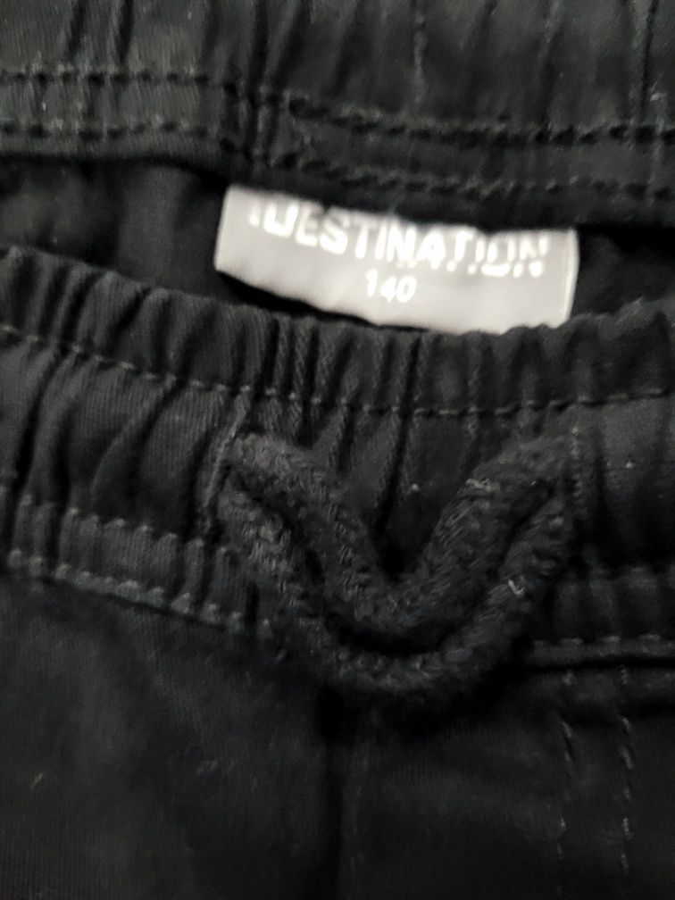 Eleganckie czarne spodnie r. 140 na gumce elastyczne stan IDEALNY