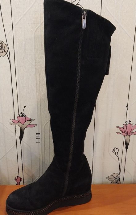 Продам женские замшевые (кожа) зимние сапоги -  ботфорты Fabio Monelli