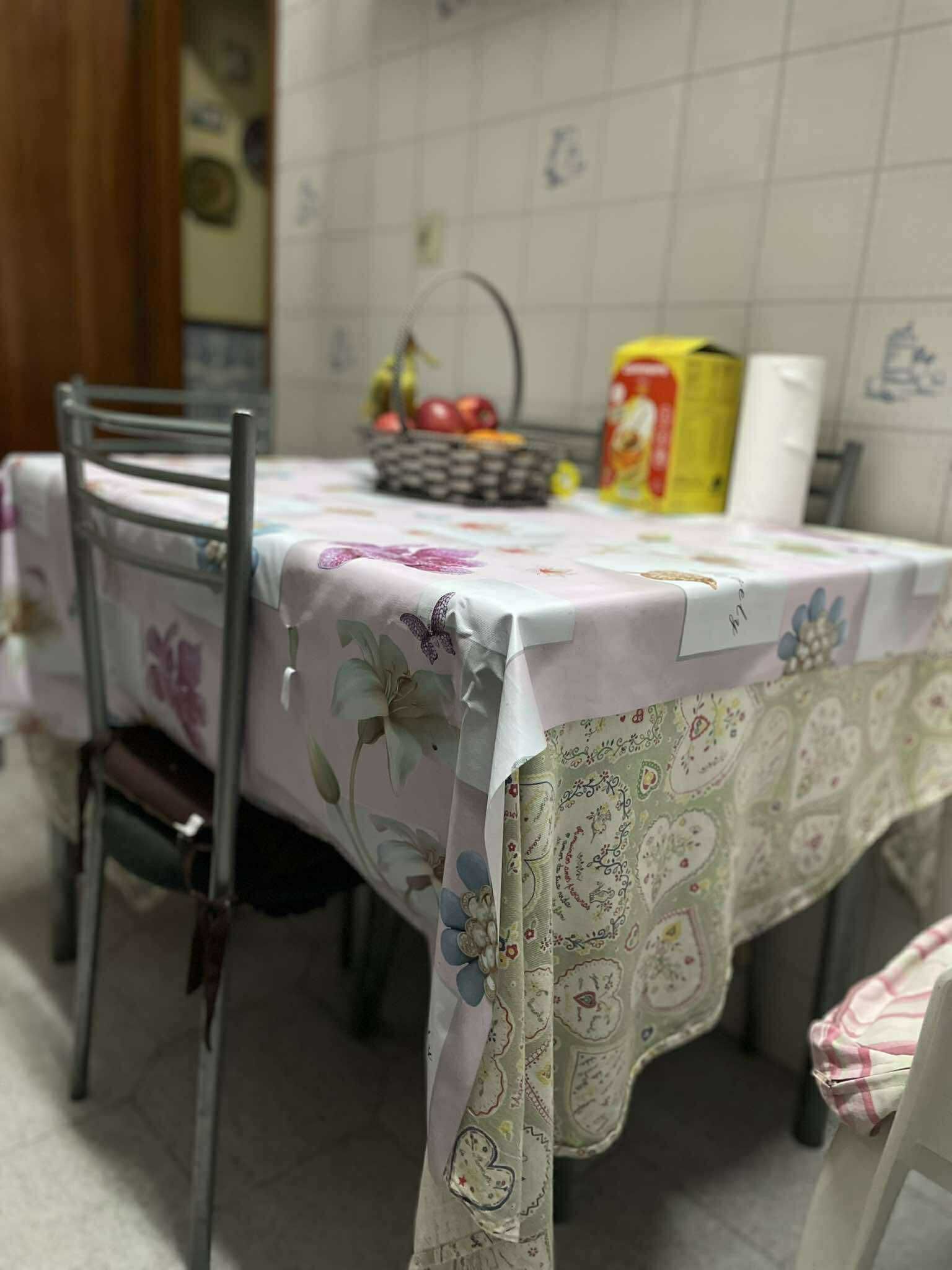Mesa de Cozinha +4 Cadeiras 40€