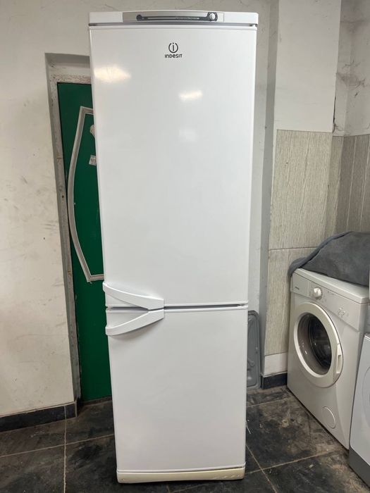 Холодильник Indesit 2 метра в рабочем состоянии.Доставка,гарантия