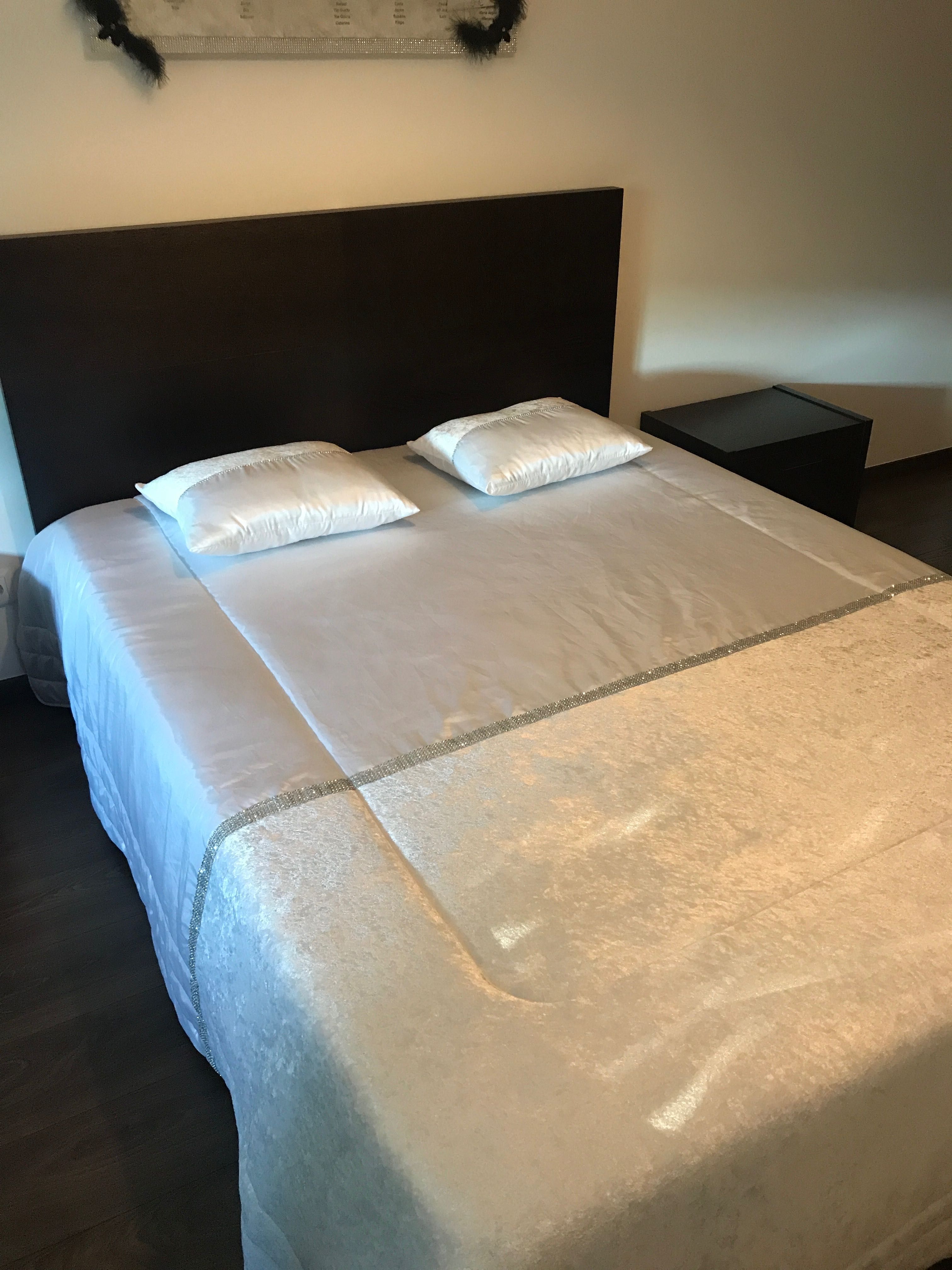 CAMA DE CASAL- Cama com estrado e 2 mesas de Cabeceira