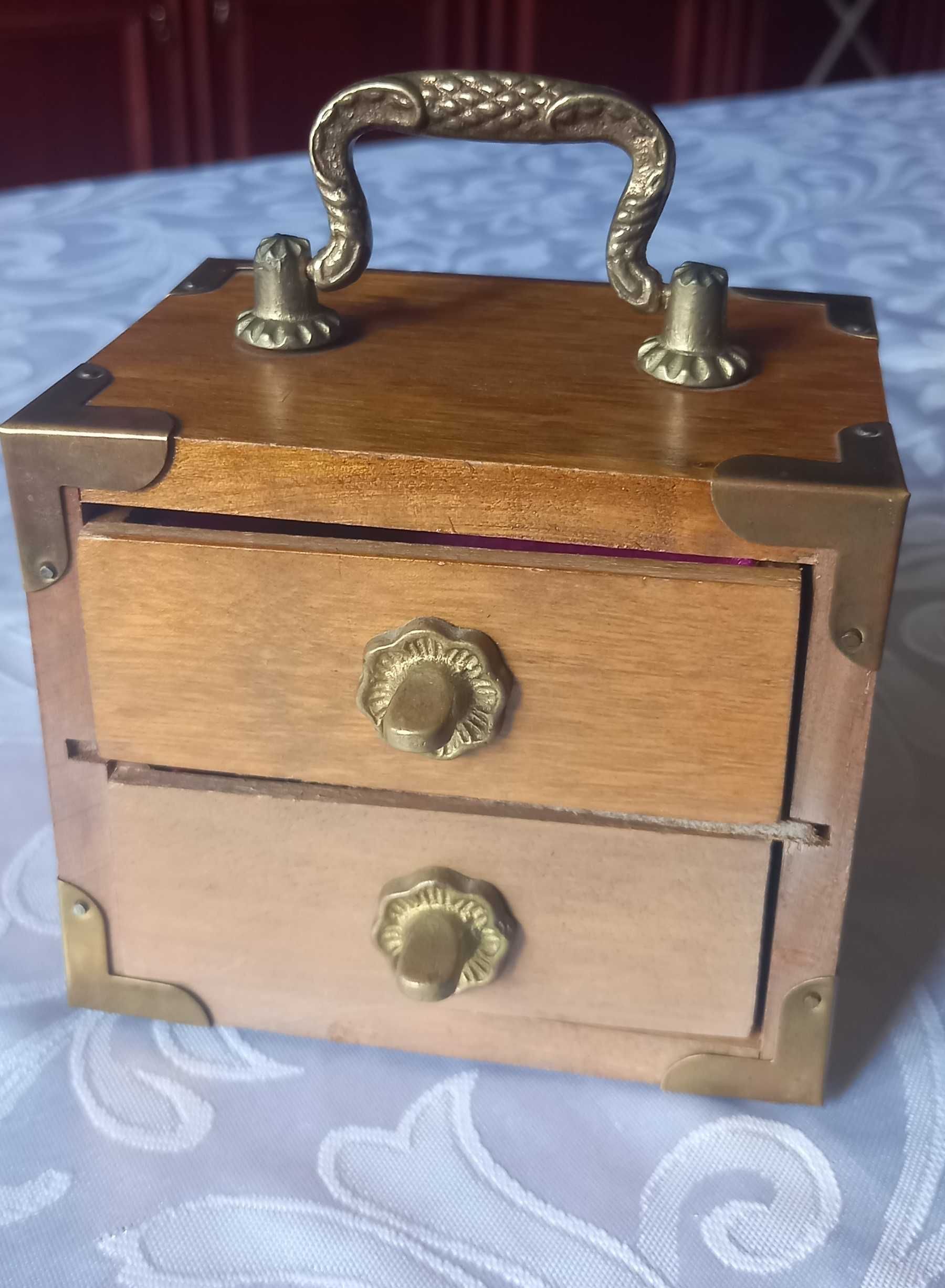 szkatułka kuferek komódka z szufladkami  drewno mosiądz skrzyneczka
