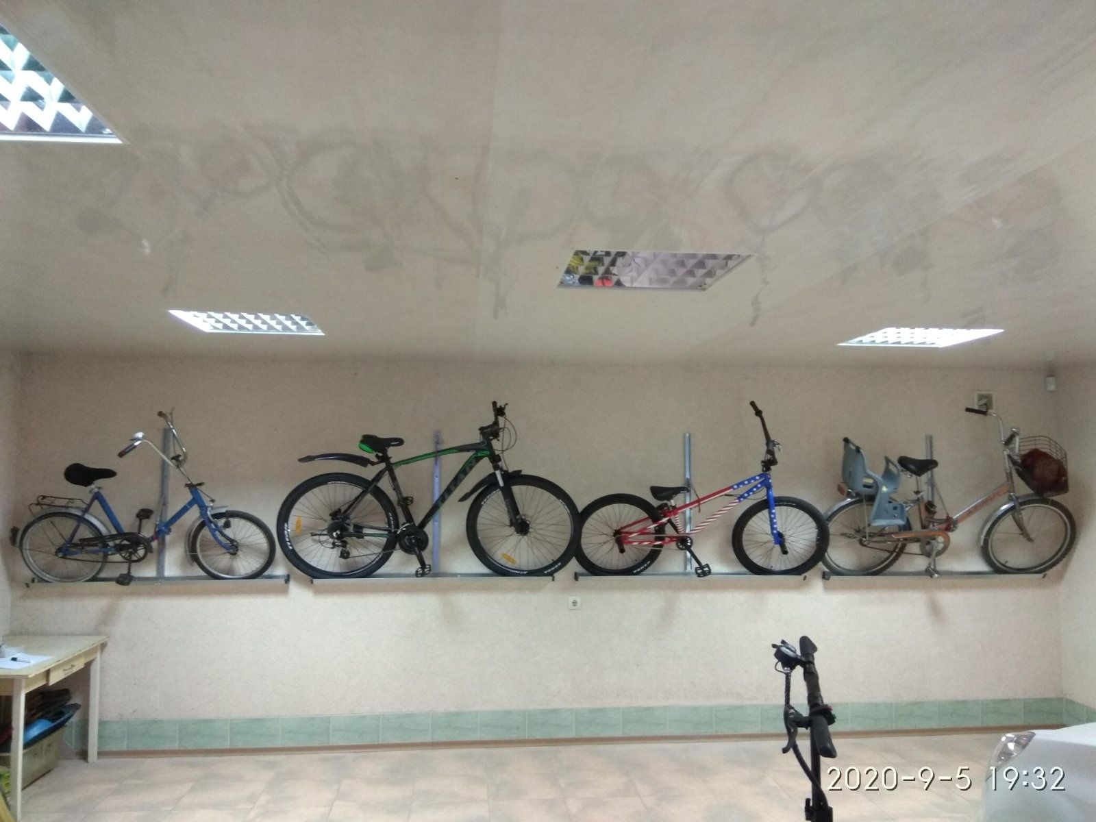Крепление на  стену для удобного хранения велосипеда, не за педаль