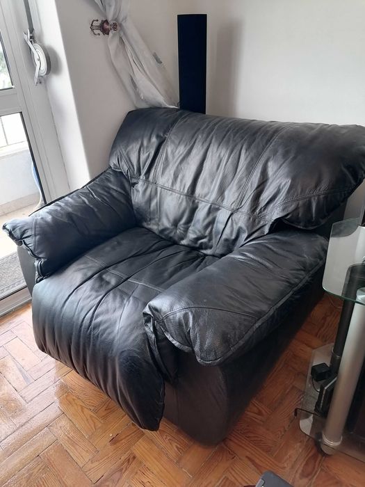 Sofá cadeirão cabedal preto para desocupar