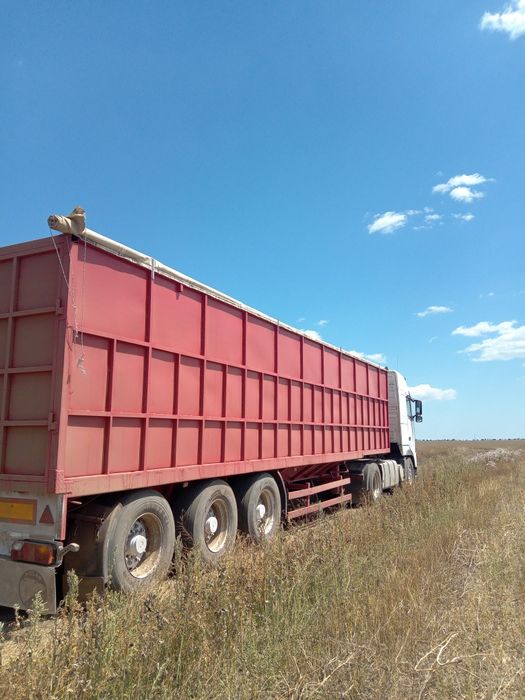 Напівпричіп зерновоз в доброму стані.