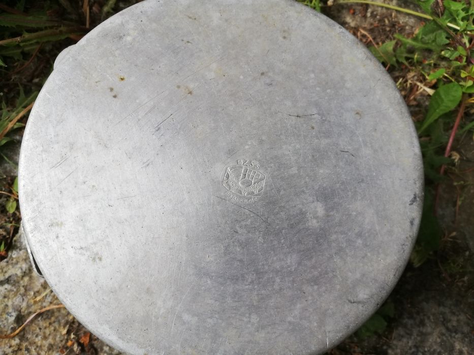 Menażka turystyczna, menażka z uchwytami i pokrywką z sygnaturą